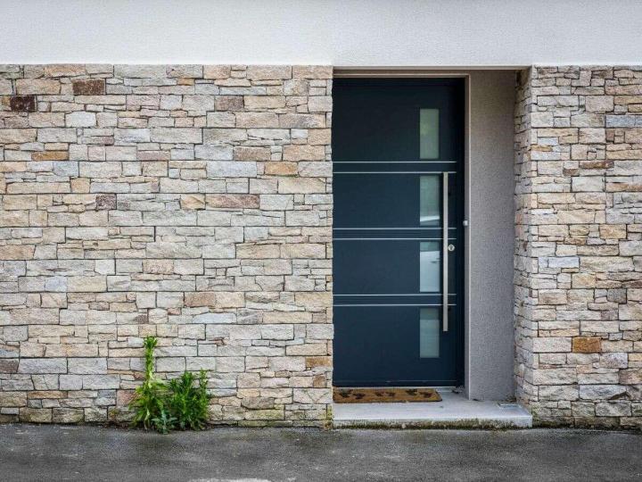 Porte d’entrée bien installée