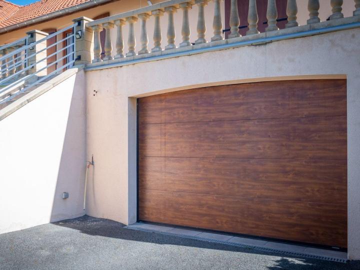 Porte de garage pratique et sécurisée