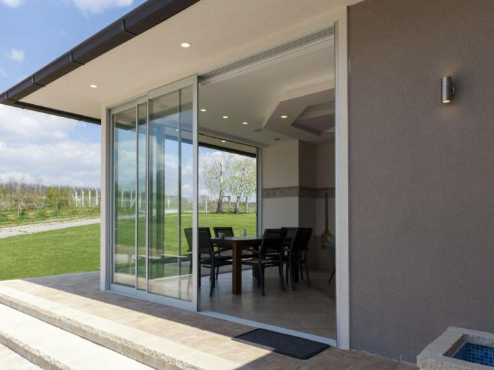 Baie vitrée qui allie sécurité, esthétique et durabilité